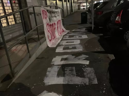 "Vergogna": Rete studenti imbratta la sede Inail di Milano