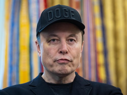 Tesla allena i robot con gli operai, sale la rivolta