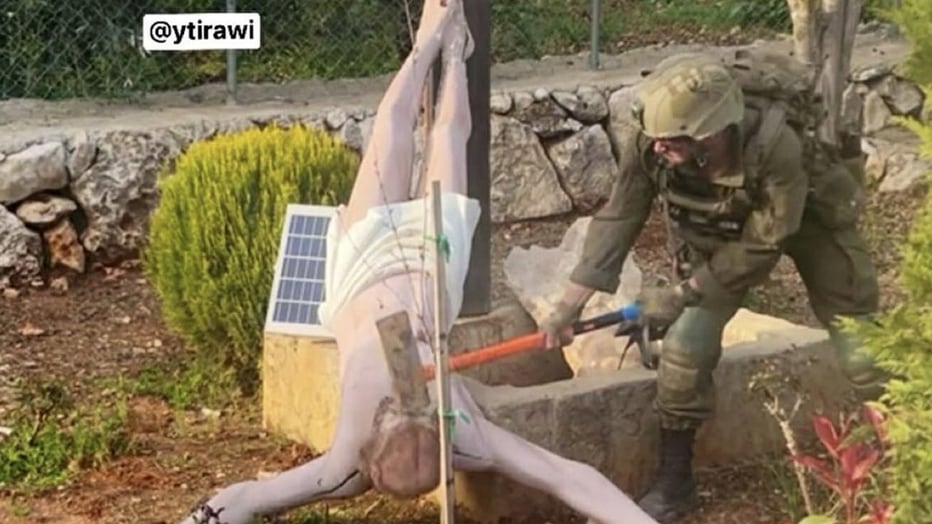 I soldati italiani dell'Unifil sostituiscono la statua di Gesù distrutta dal militare israeliano