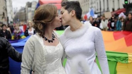 Il verdetto del tribunale: sì adozione coppia gay
