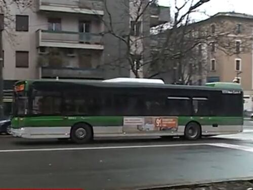 Milano, in trenta sul bus e si rifiutano di scendere: scatta l'allerta per il virus