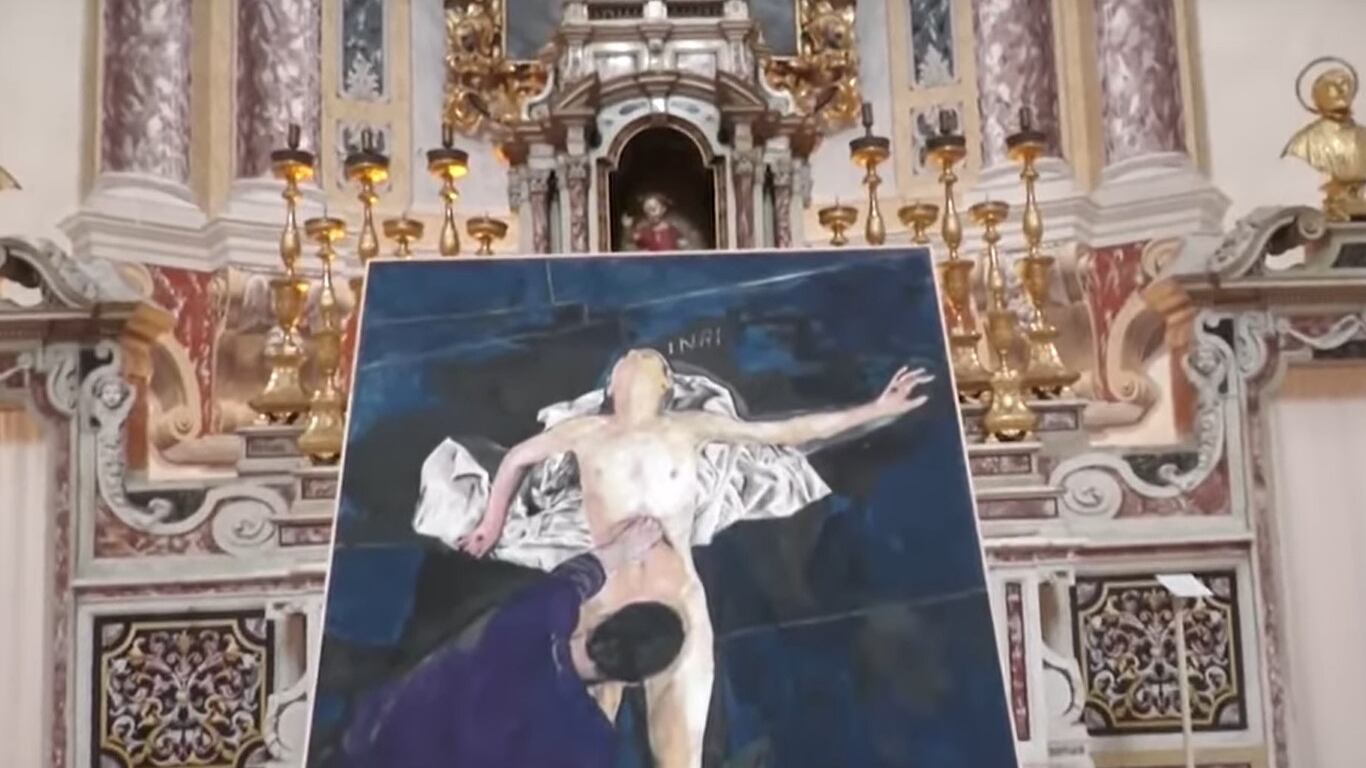 Entra in chiesa, danneggia un quadro e accoltella l'artista: caccia all'uomo a Carpi
