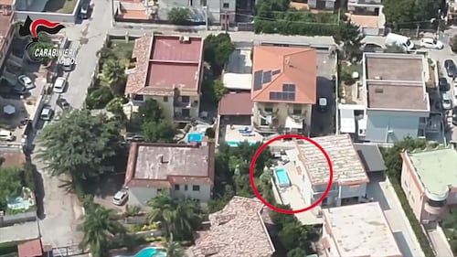 Il blitz nella villa del capo clan Luigi Cacciapuoti: le immagini 3