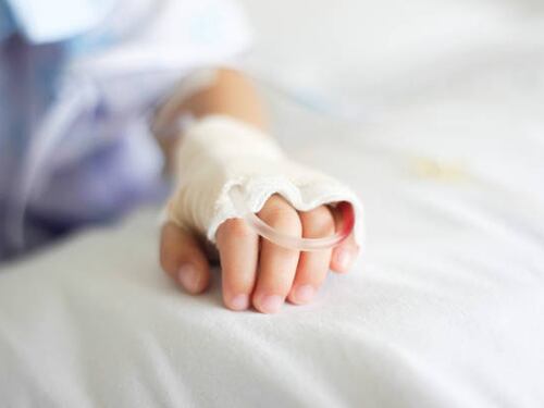Bimbo di un anno in fin di vita in ospedale: "Cosa gli hanno fatto"