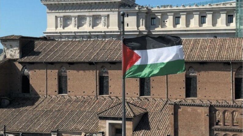 Scioperi e proteste, Schlein minaccia. E il Campidoglio alza il vessillo palestinese