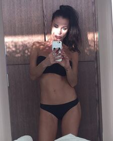 Antonella Mosetti hot, selfie in body nella palestra 5
