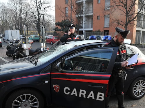 Salerno, marito e moglie si accoltellano in casa
