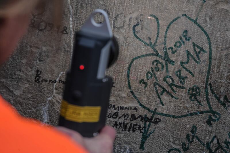 Il laser che cancella le scritte dai muri 5