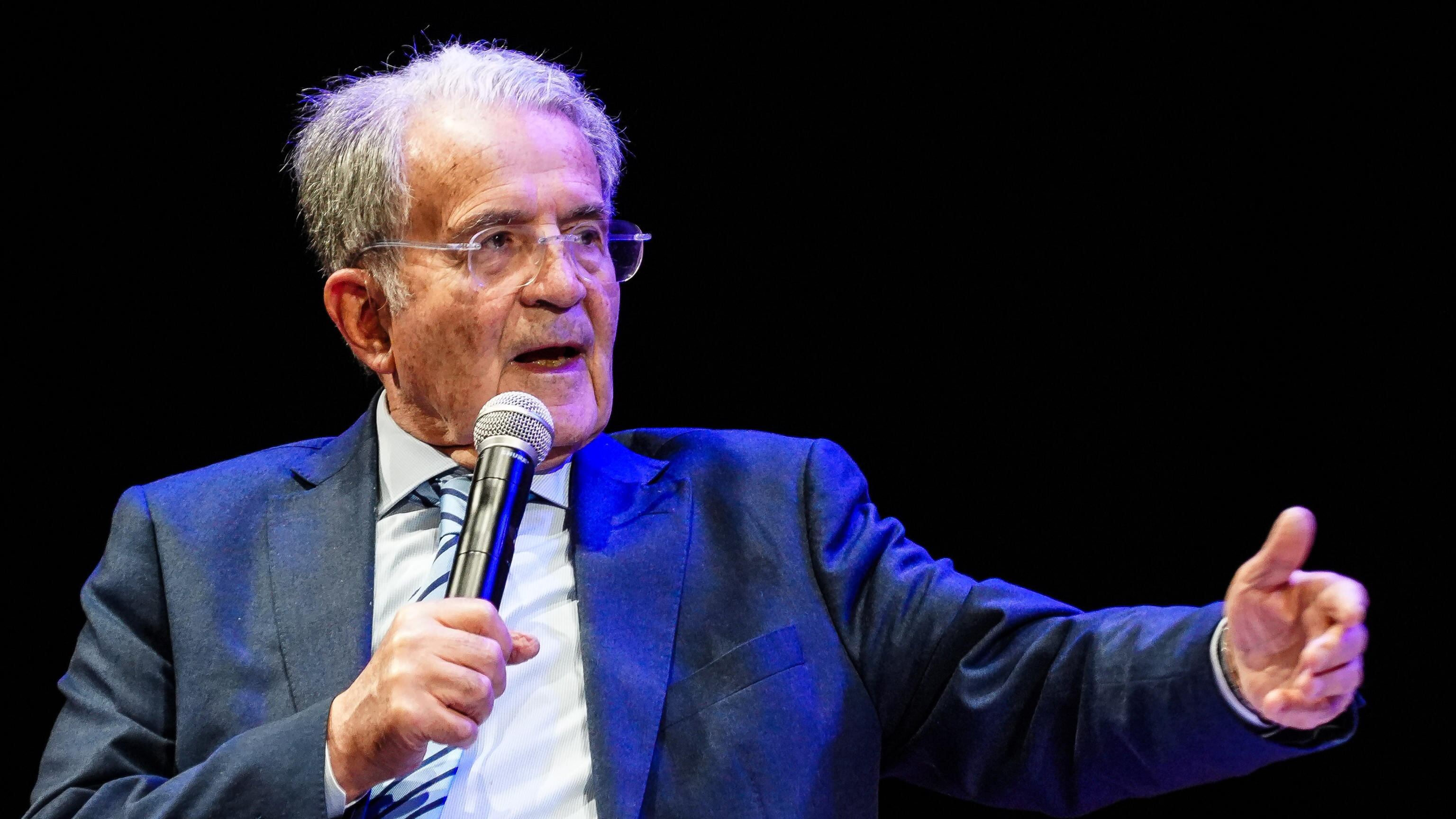 "Il premier? Obbediente". Prodi contro Meloni dalla Gruber