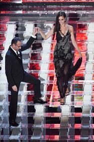 Marika Pellegrini sul palco di Sanremo 2