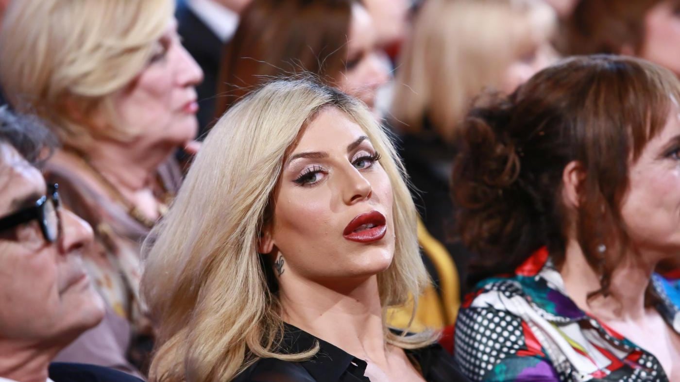 Paola Caruso ricorre alla chirurgia estetica. Per i fan è irriconoscibile