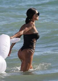 Claudia Galanti, lato b in vacanza 5