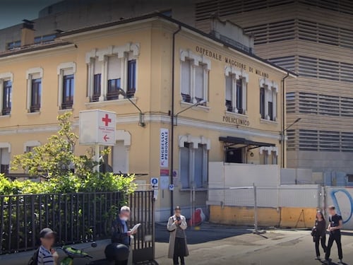 Figlio di una paziente spezza una gamba al medico: choc al Policlinico di Milano