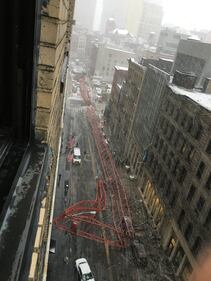 Una gru si abbatte per strada a Manhattan