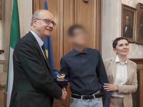 "Grazie, hai avuto coraggio, fieri di te". Valditara premia il ragazzo che salvò la prof