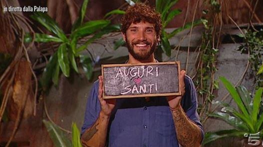 Isola dei Famosi, Stefano De Martino si commuove facendo gli auguri al figlio