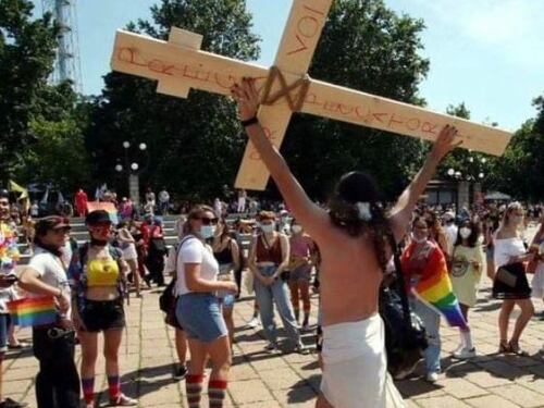 Il gay pride blasfemo fa esplodere le polemiche