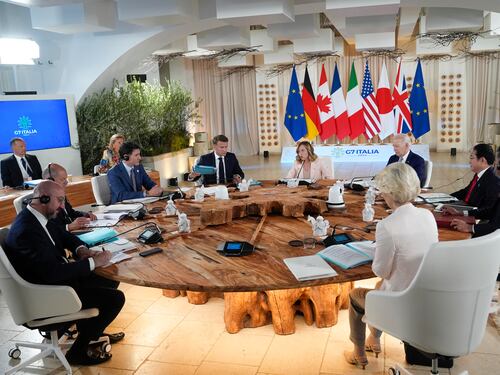 "Passo indietro sui diritti Lgbt". "Falso". Nuovo scontro sulla bozza del G7
