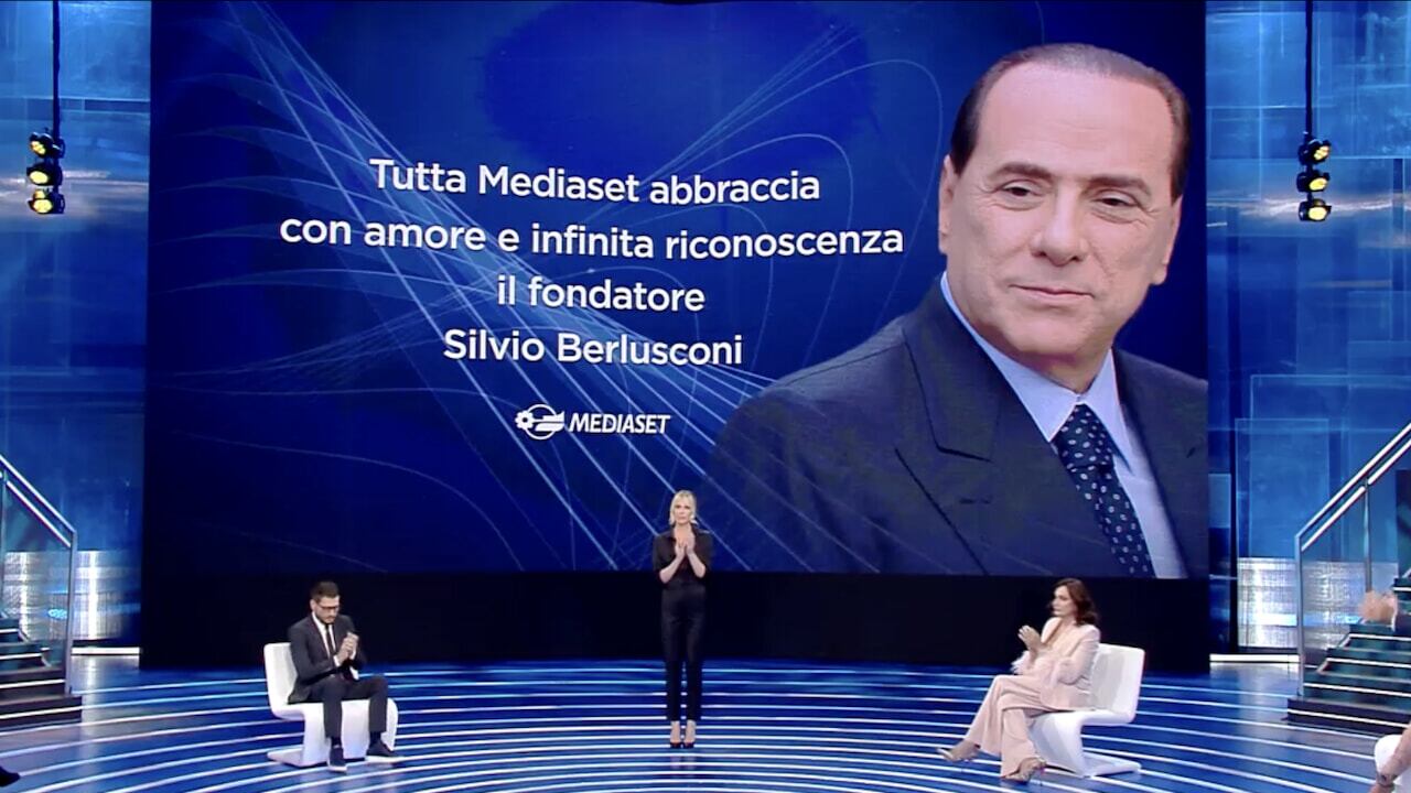 “Un ultimo applauso.” Il commovente omaggio di Ilary Blasi a Silvio Berlusconi