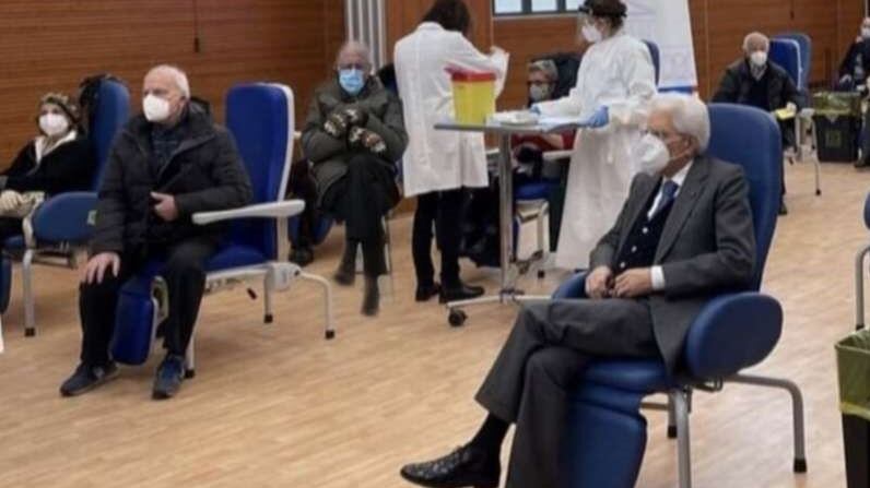 La gaffe di Zingaretti: posta la foto di Mattarella, ma non vede "l'intruso"