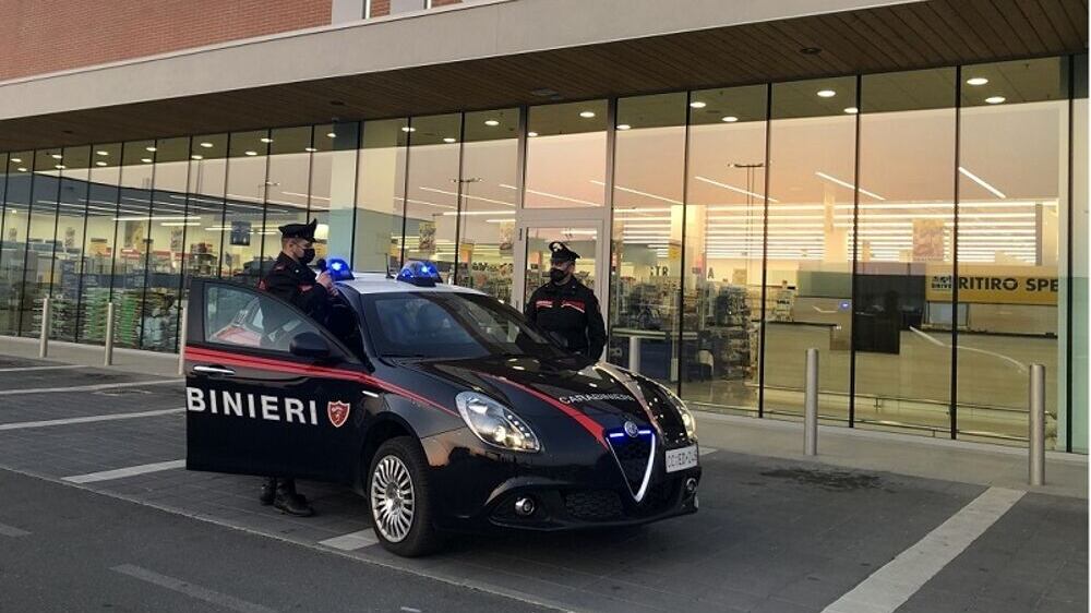 Ruba al supermercato. E i carabinieri pagano la spesa per l'anziano