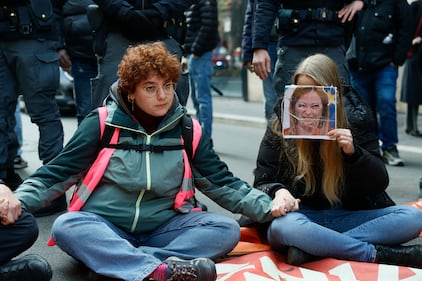 Ultima generazione tenta il blitz a Palazzo Chigi: fermati dalla polizia 1