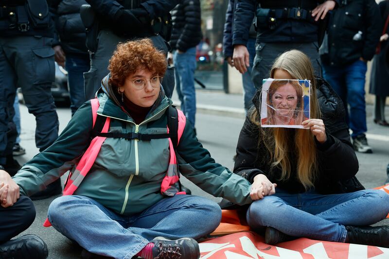 Ultima generazione tenta il blitz a Palazzo Chigi: fermati dalla polizia 1