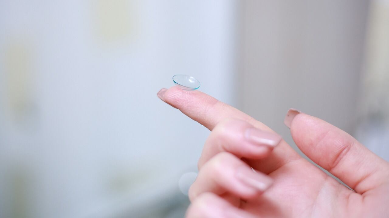 Lenti a contatto, perché i casi di infezione aumentano d'estate: come prevenirle