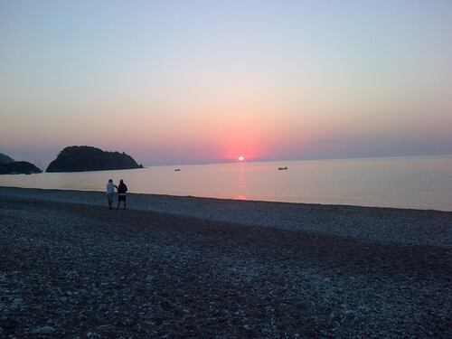Quando Soner va sulla spiaggia di Çirali alle 5 del mattino