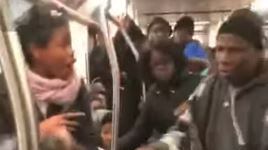 Tirano fuori il coltello durante una rissa, paura sulla metro di New York