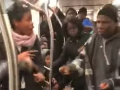 Tirano fuori il coltello durante una rissa, paura sulla metro di New York
