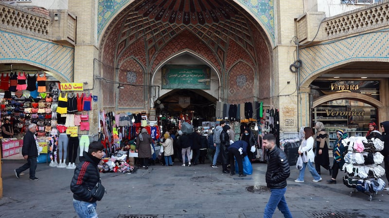 Iran, le famiglie hanno perso il 90 per cento del potere d’acquisto. Il Paese rischia il collasso dopo la chiusura dei valichi col Pakistan e l’Iraq