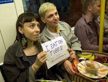 Donne fotografate mentre mangiano in metro, a Londra scatta la protesta 18