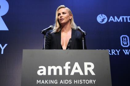 Una Charlize Theron super a Hong Kong: ​scollatura vertiginosa 6