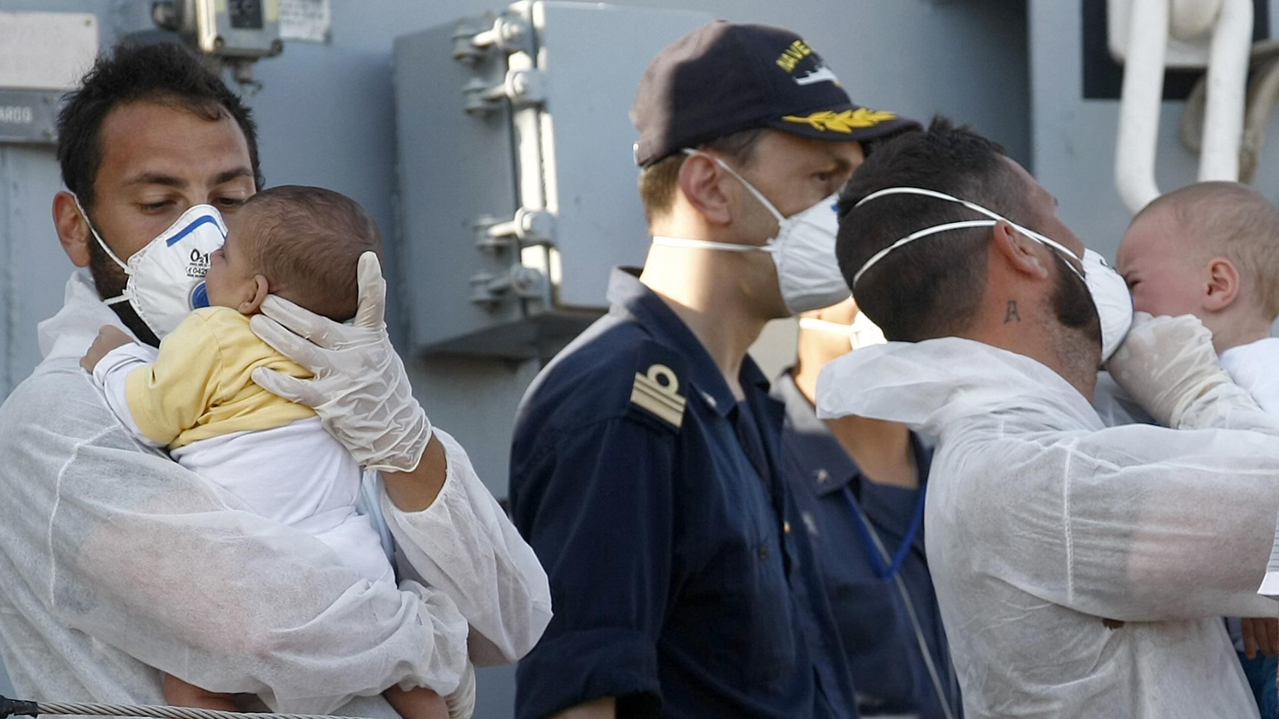 Arrestati gli scafisti dell'orrore «Sono morti? L'ha voluto Allah»