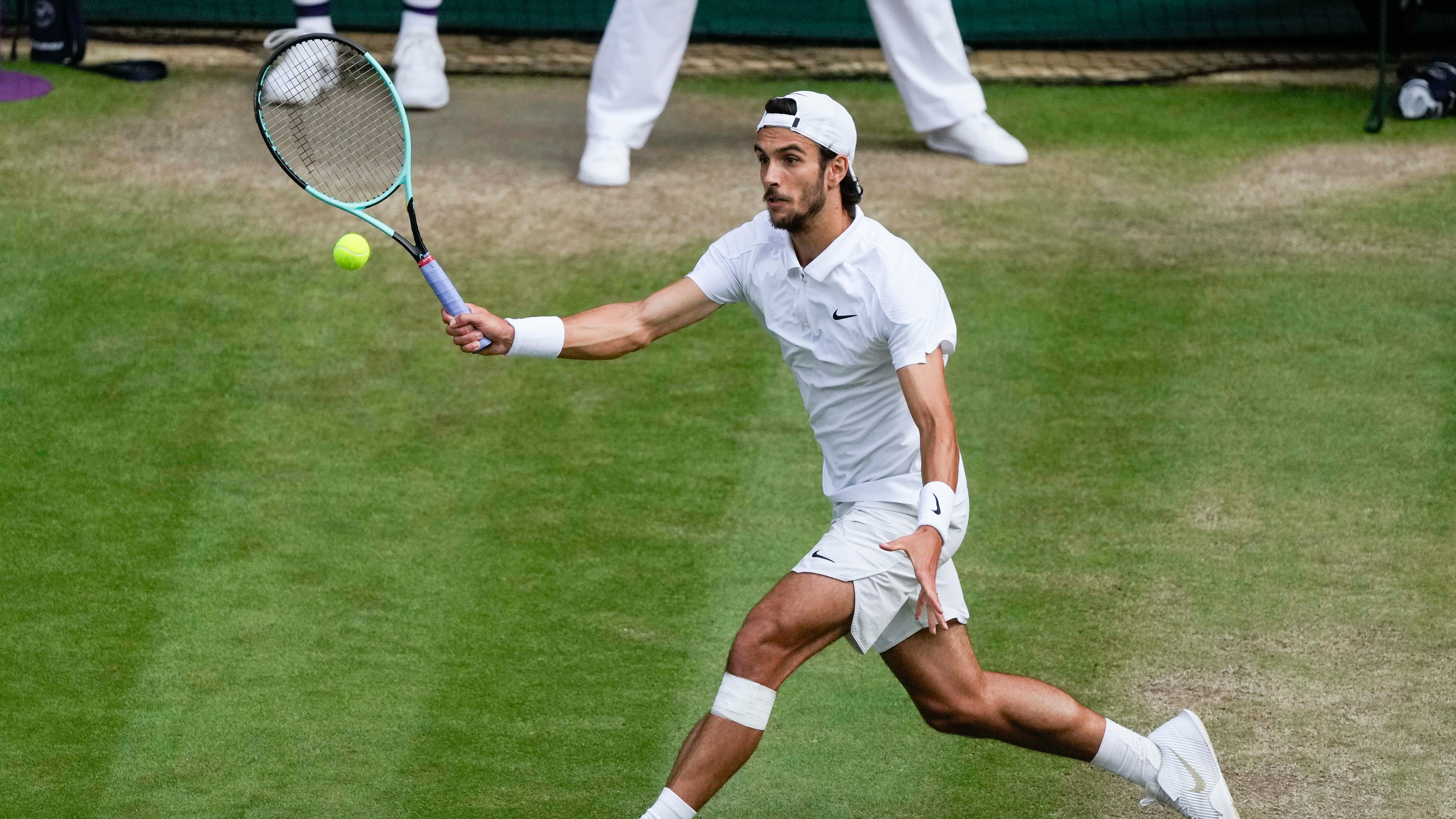 A Wimbledon Lorenzo cede con onore contro Djokovic: tante variazioni sul suo tennis ma il serbo trova le soluzioni. Domani finale con Alcaraz come nel 2023