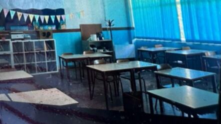 Crolla il controsoffitto di una scuola elementare. La rabbia dei genitori