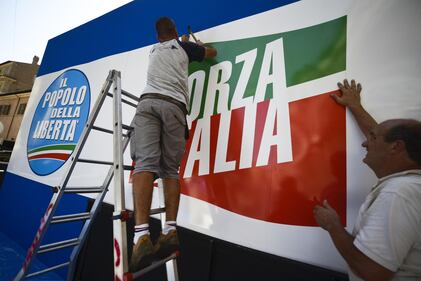 Sul palco rispunta il simbolo di Forza Italia 7