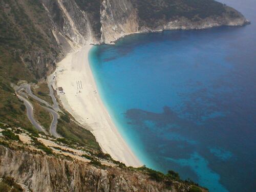 Travolto da frana sulla spiaggia in Grecia: 45enne in fin di vita