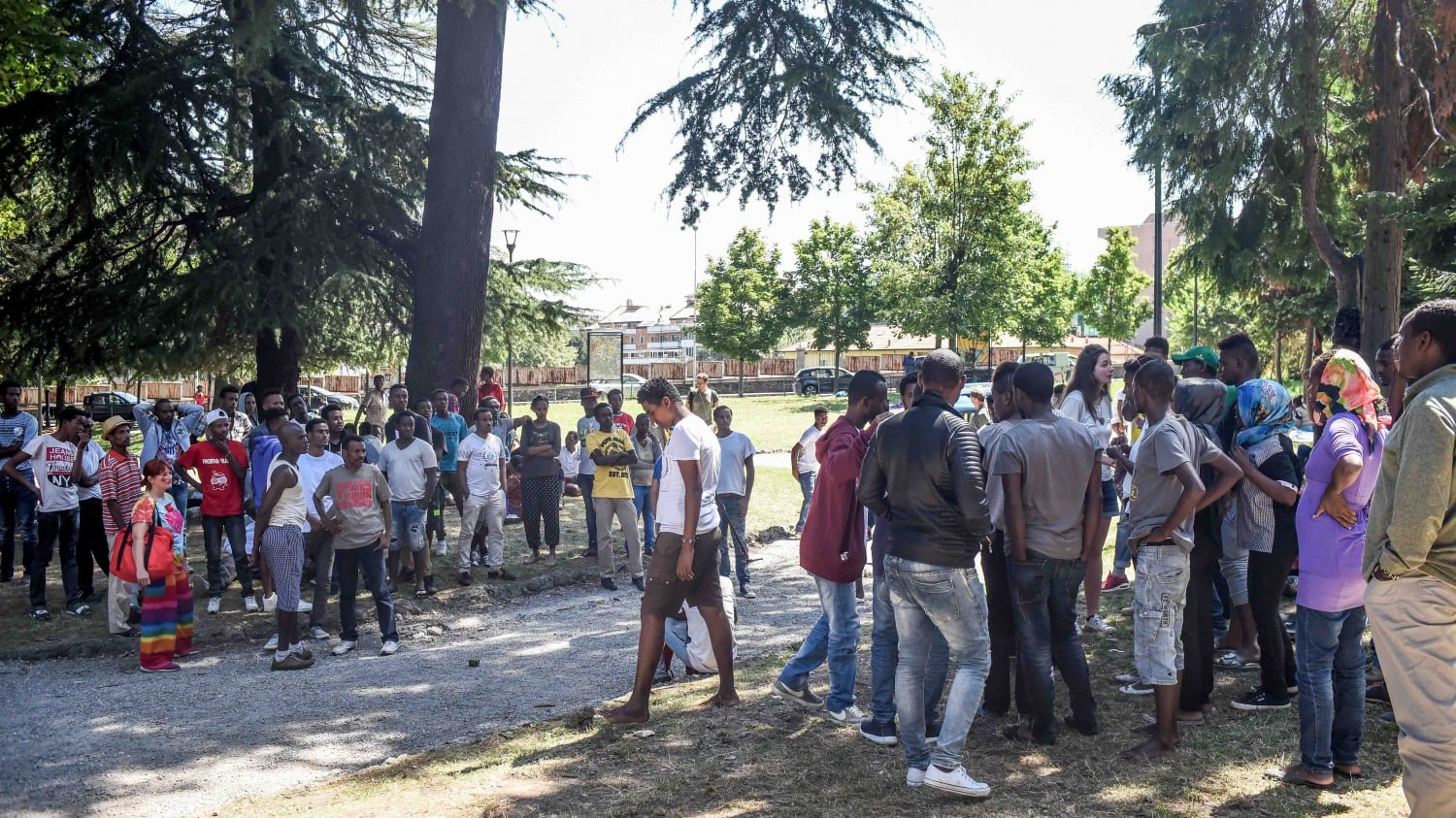 Emergenza anche a Como: in centinaia alla frontiera