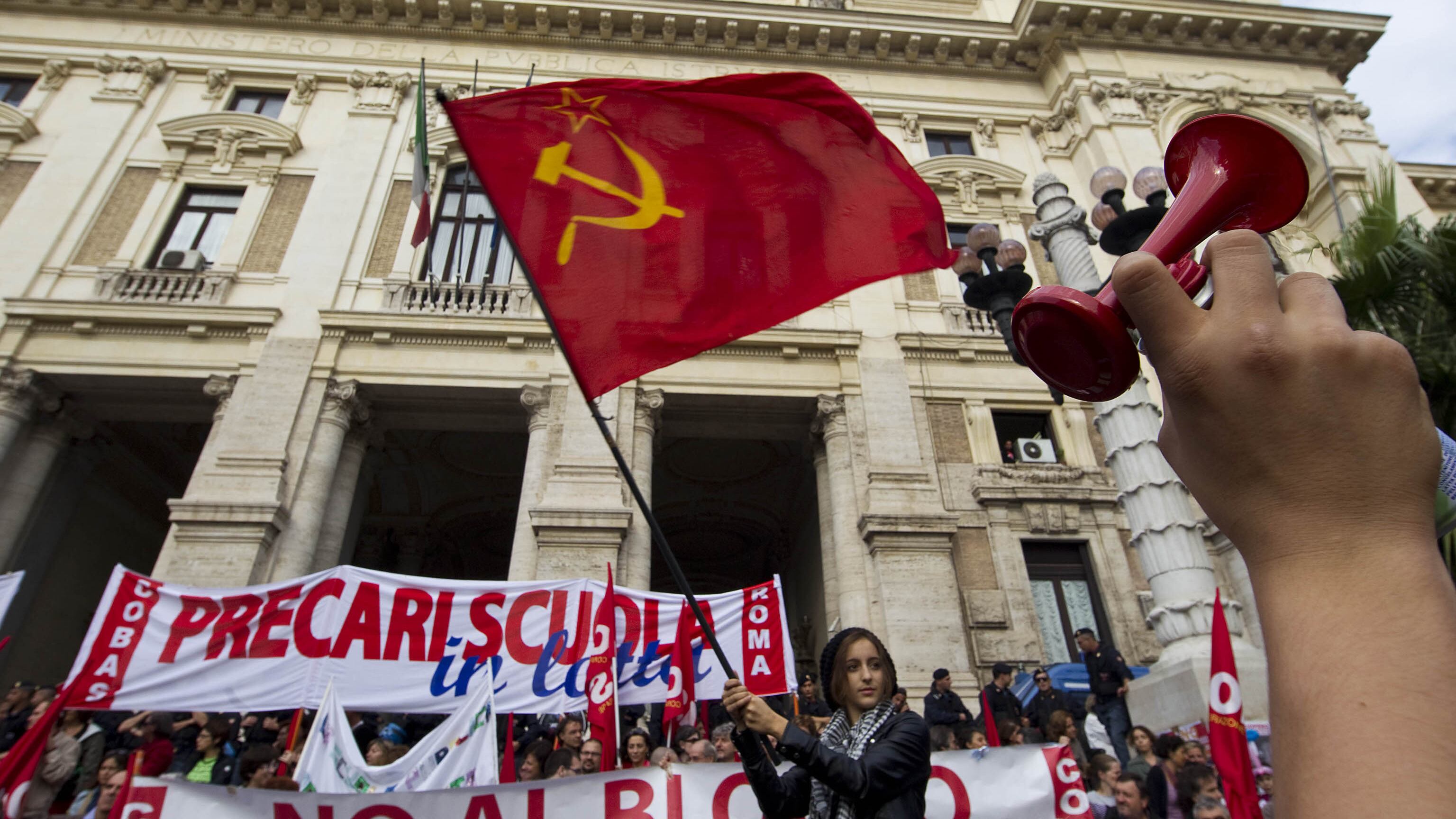 La sinistra eversiva ha scelto: "Votate Cinque stelle"