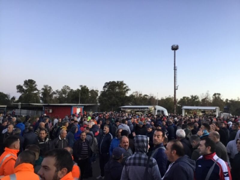 Taranto, gli operai di Arcelor Mittal e dell'indotto davanti ai cancelli 9