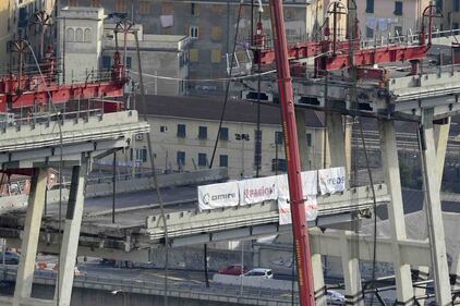 Ponte Morandi, le immagini della demolizione della trave tampone 4