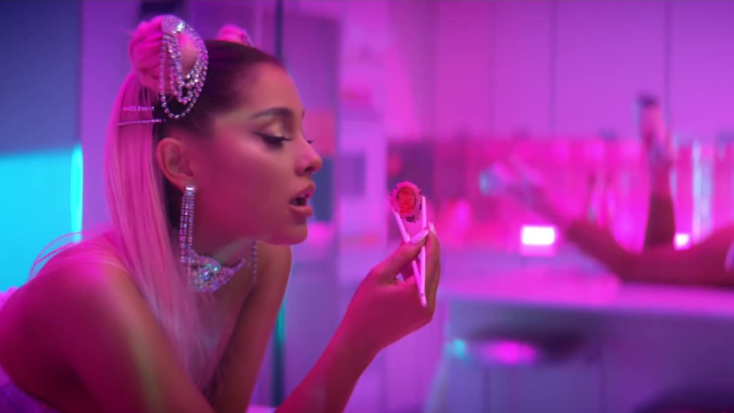 Ariana Grande non sta bene e sospende il tour: “Nessun dottore sa dirmi di cosa soffro”