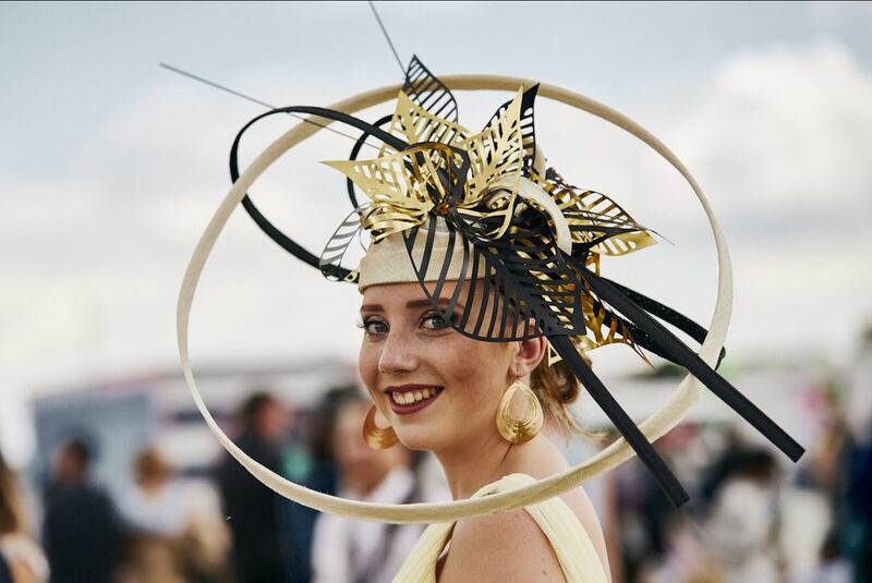 Donna con cappellino, San Rossore, ippodromo
