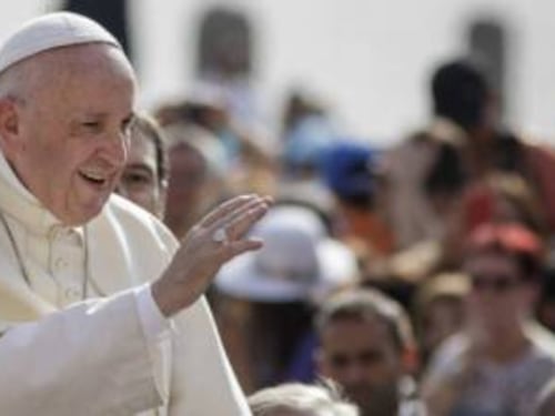 Il Papa ai preti: "Attenti, siete uomini normali, volete una donna"