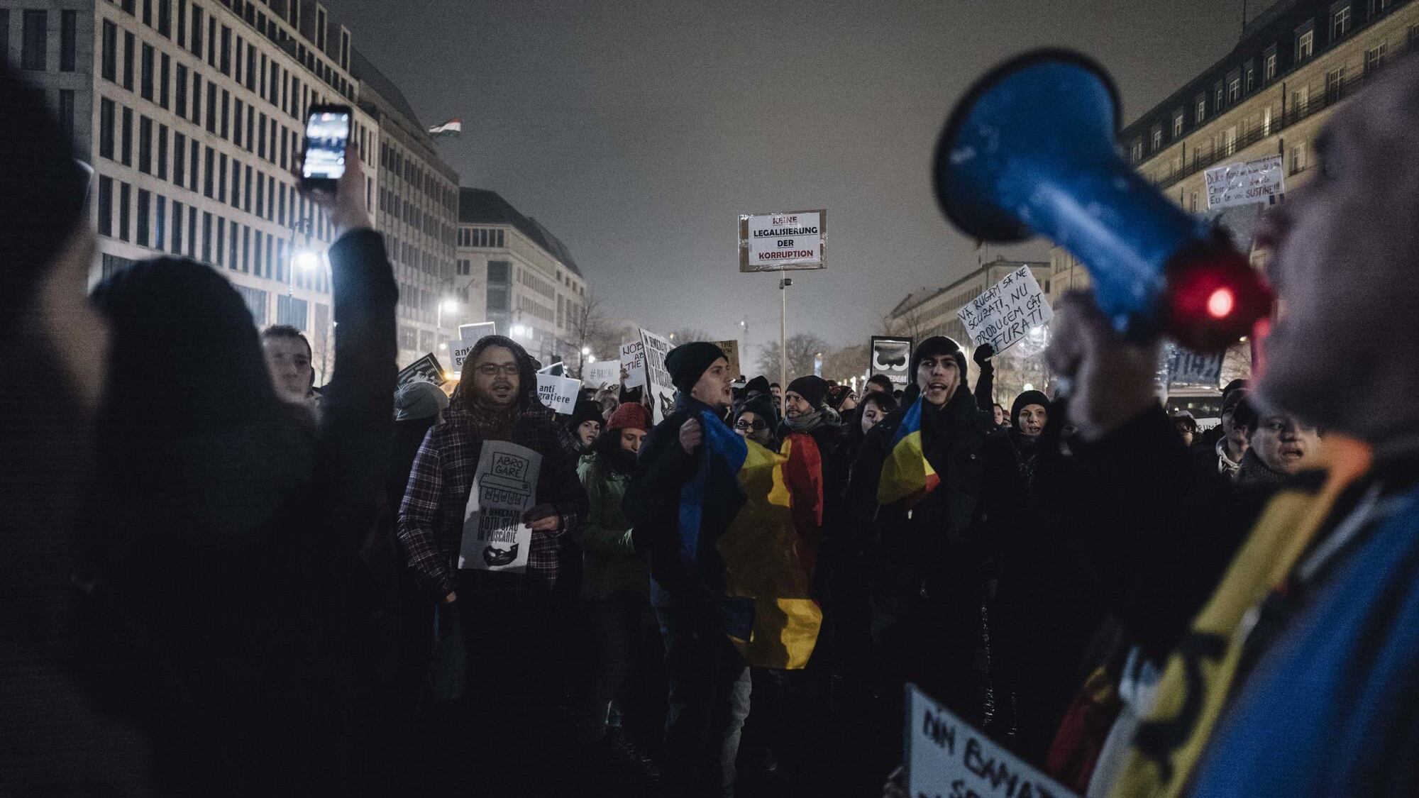 Alta tensione in Romania: in piazza contro governo