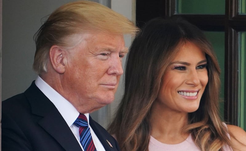 Melania Trump nell'orto con i tacchi: foto 5