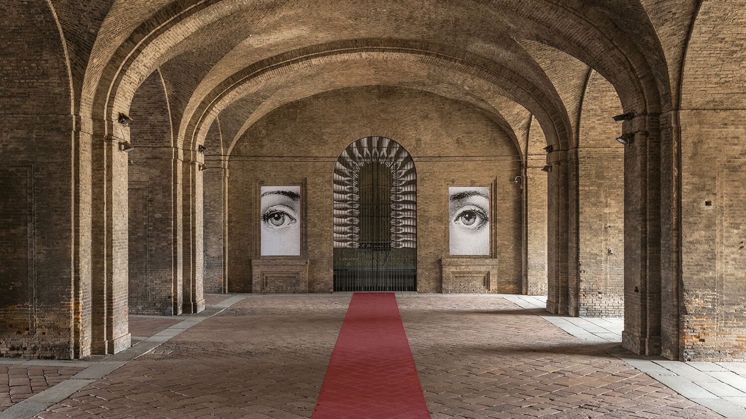 Fornasetti: sedie, mani e vassoi al servizio della classicità...