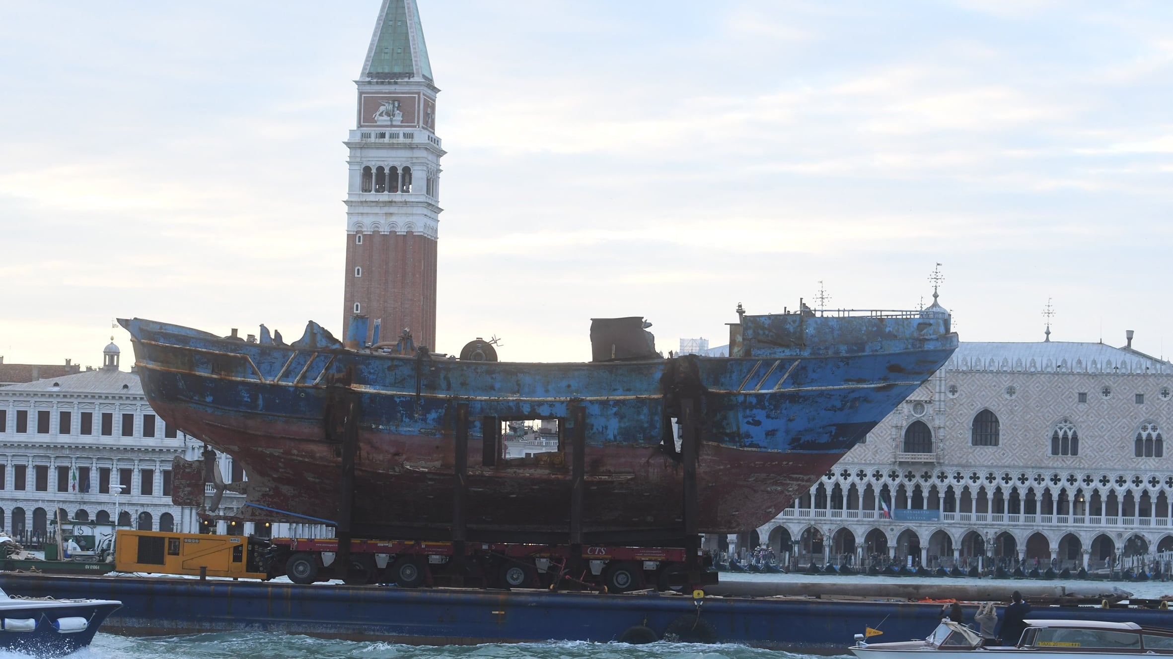 La mostra diverte con temi tragici: che opportunismo la barca dei migranti